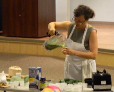 Pouring the green smoothie