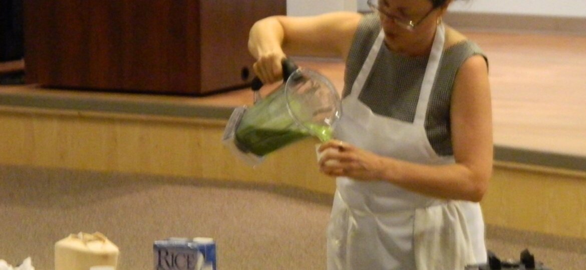 Pouring the green smoothie
